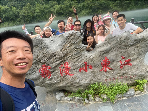 九年風(fēng)雨兼程，九年砥礪前行，云科國(guó)際迎來(lái)了意義非凡的九周年。2024年6月28日組織了為期3天的“福城郴州之旅”團(tuán)建活動(dòng)，在美麗的自然風(fēng)光中，共同感受公司的發(fā)展與壯大